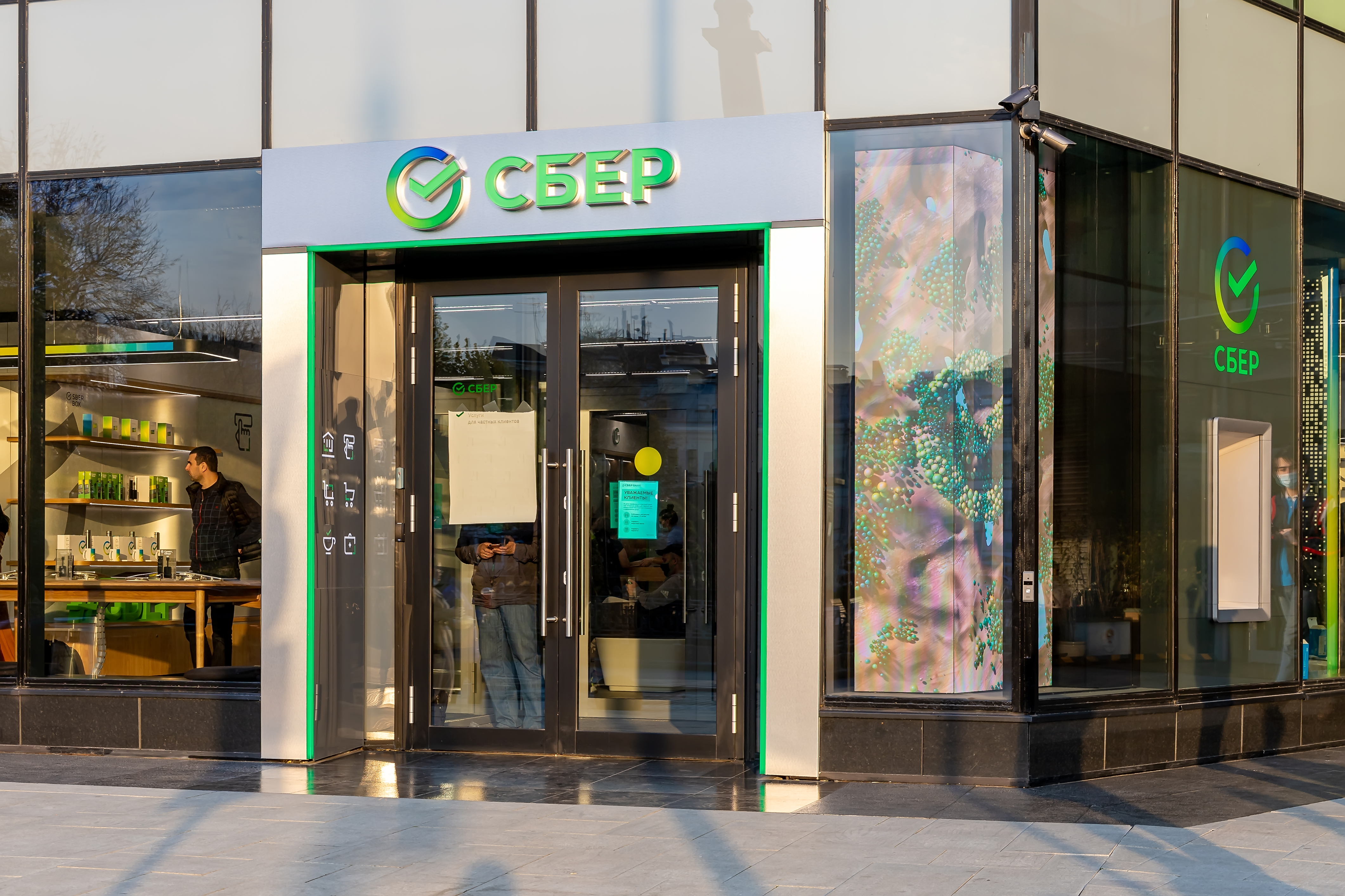 Сбербанк снизил ставки по вкладам и потребкредитам