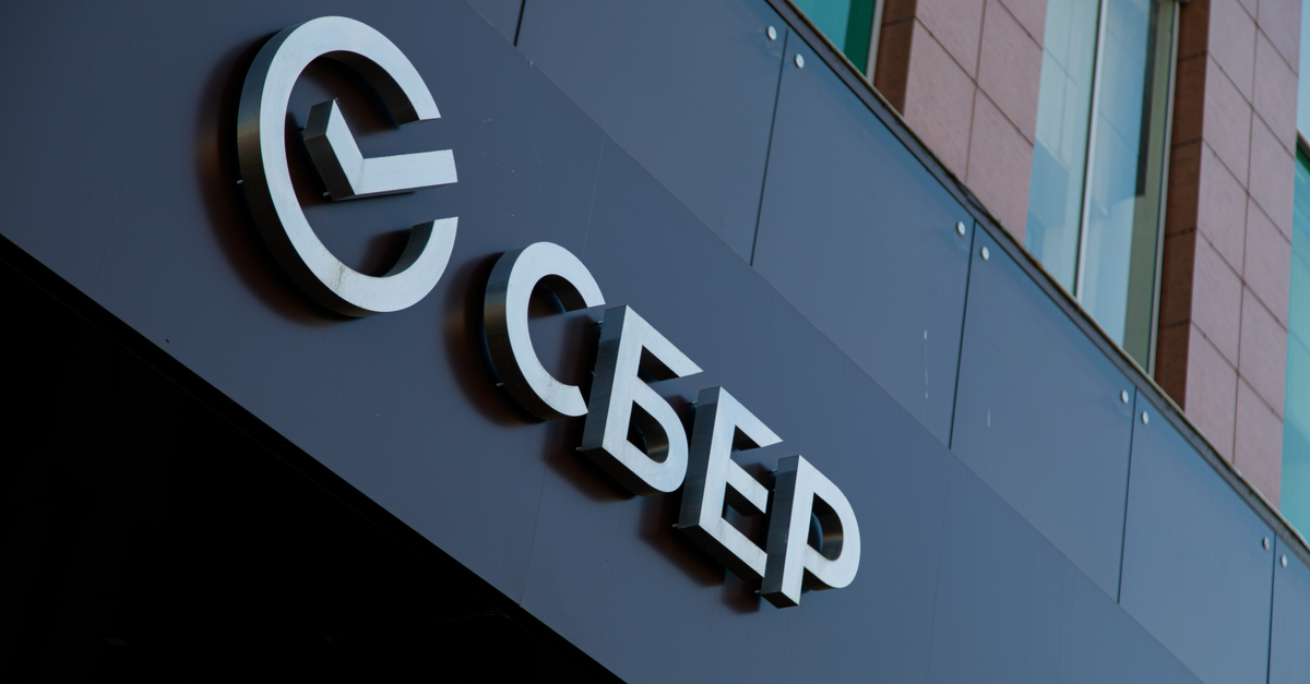 «Сбер» заморозил наем сотрудников на часть позиций