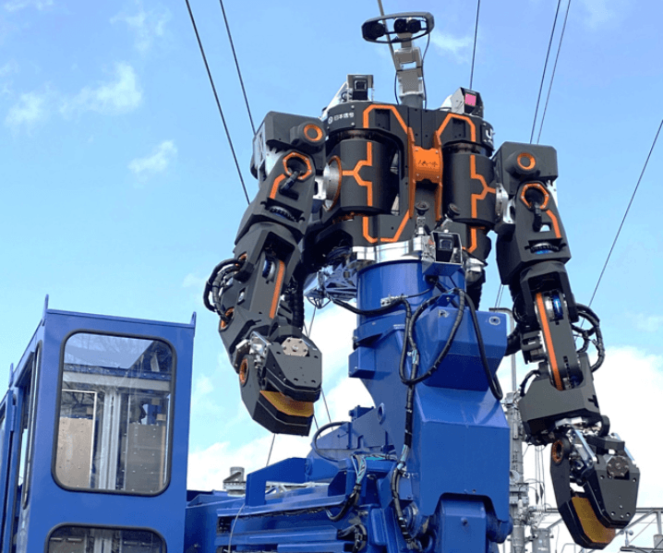 В Японии создали железнодорожную строительную машину с роботом-гуманоидом