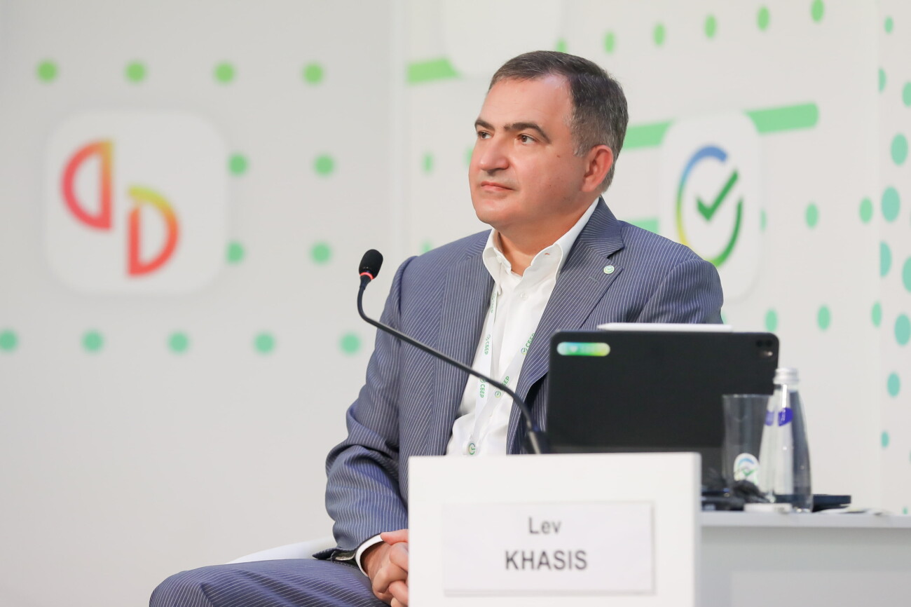 Бывший топ-менеджер «Сбера» Лев Хасис уехал в США — «Ведомости»