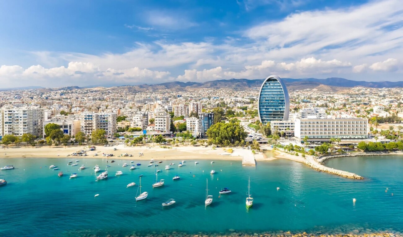 Цены на аренду «улетели в космос», счёт в банке открыть сложно, сообщество большое: как россияне переезжают на Кипр