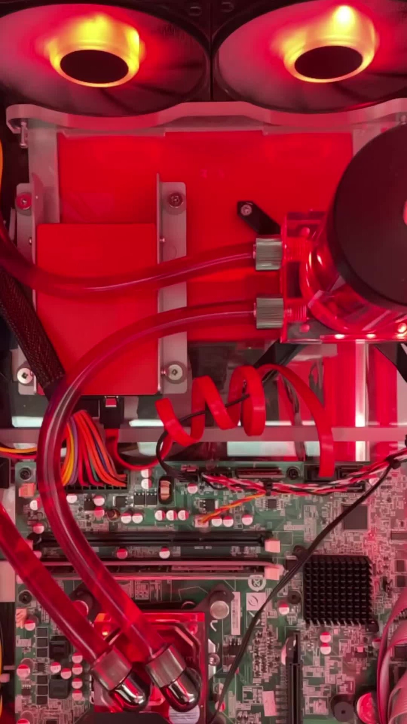 «Альфа-банк» поставил в своём офисе в Москве прозрачный банкомат — но посмотреть на деньги в нём нельзя