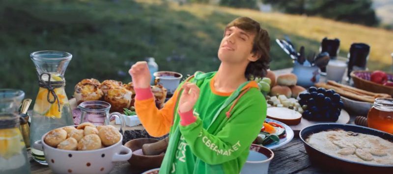 «СберМаркет горяч, доставка вери мач»: сервис «Сбера» выпустил клип на трек сборщика заказов