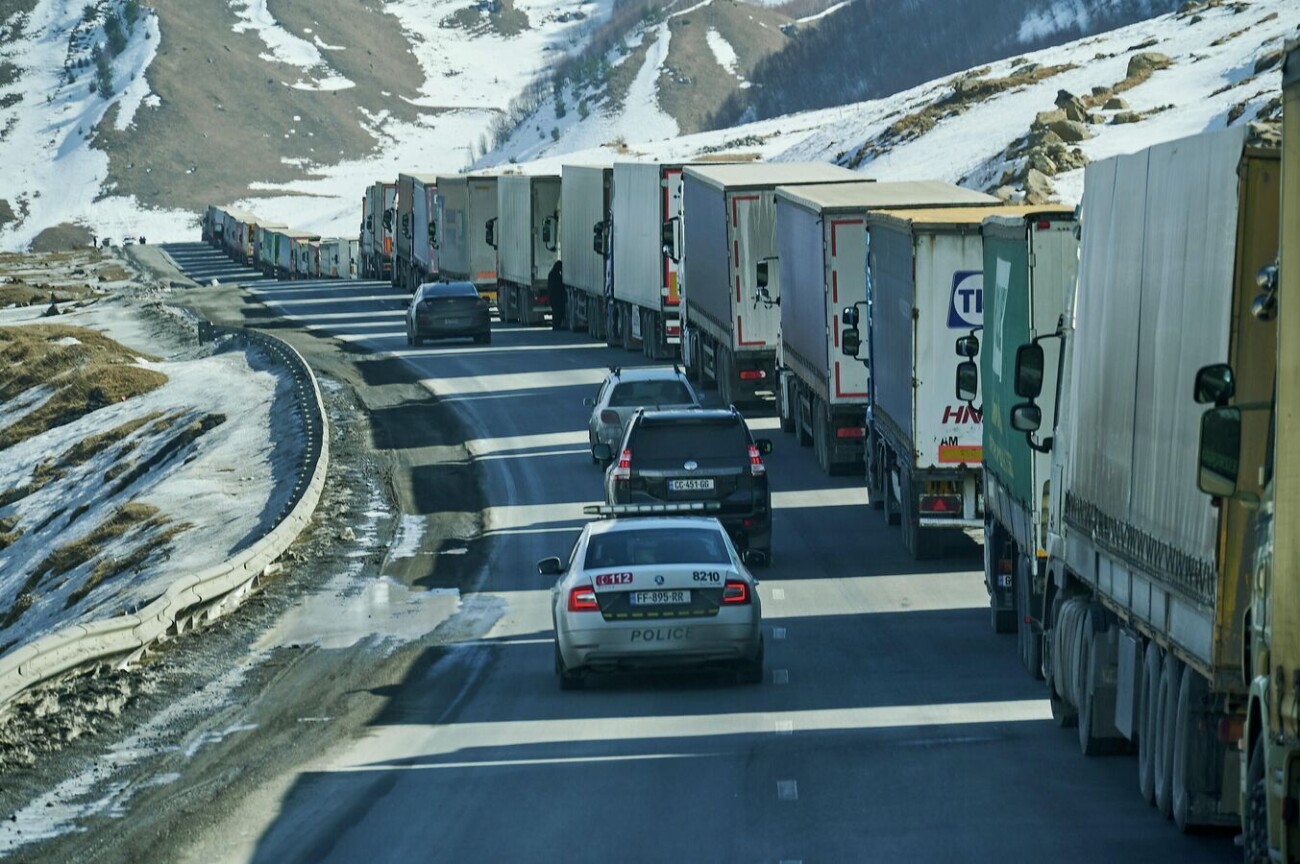 Новости и тексты на фоне 92 дня «операции»: тысячи фур встали на российско-грузинской границе