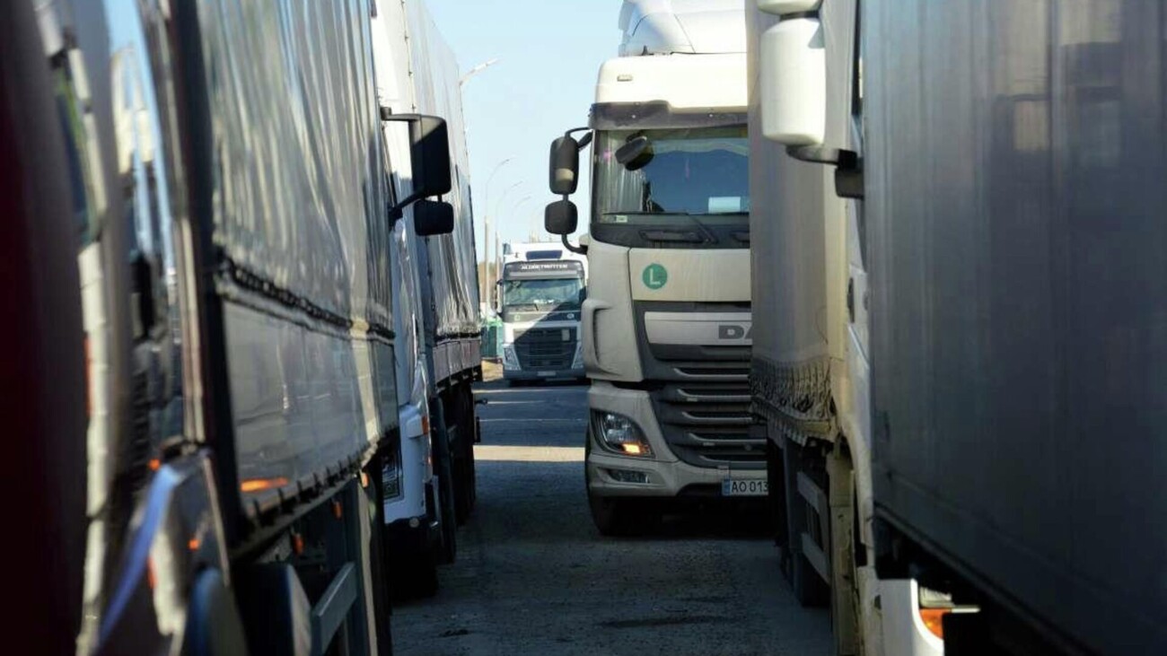 Российские автоперевозчики стали регистрироваться в Казахстане после ограничений на проезд в ЕС