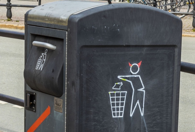 В Швеции установили сексуальные мусорные баки