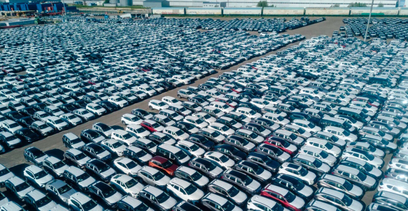 Autonews снял 30 тысяч новых машин на складах в Подмосковье — но автодилеры говорят о дефиците и завышают цены