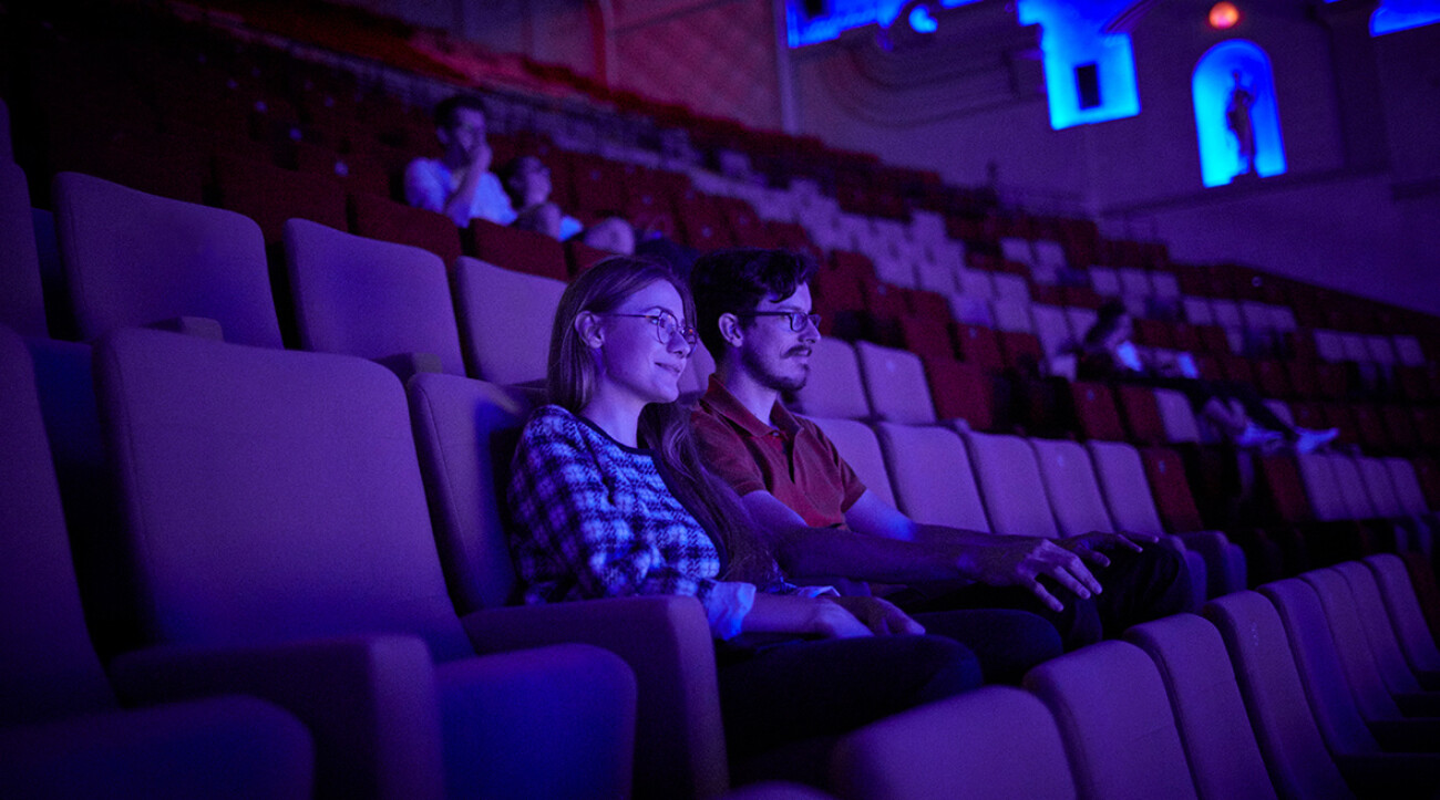 Новости и тексты на фоне 127 дня «спецоперации»: треть кинозалов закрылись, для бизнеса увеличат лимит микрозаймов