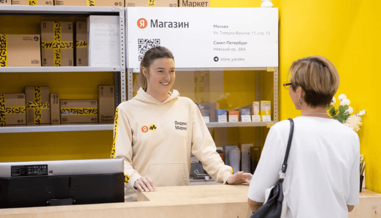 «Яндекс Маркет» начал тестировать новый тип ПВЗ: в них продают «умные» устройства компании и выдают сумки курьерам