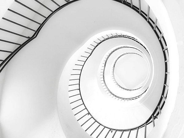 Оборот рекламного рынка в России сократился на 51%