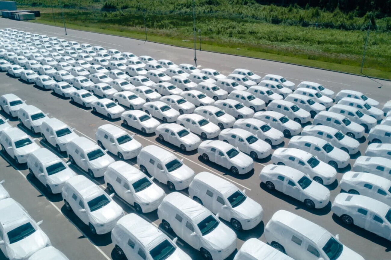 Mercedes-Benz запланировал продать имущество в России дилеру и перестать напрямую работать в стране — «Ъ»