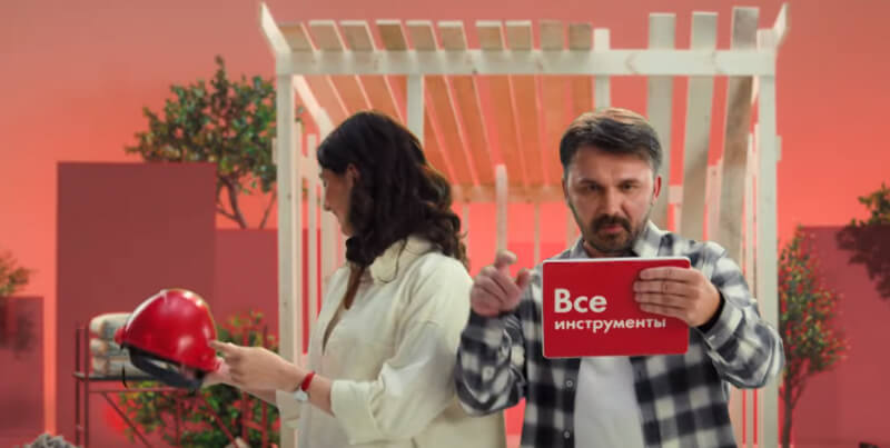 Герои рекламы «ВсеИнструменты.ру» свайпнули «миллион товаров» за 15 секунд