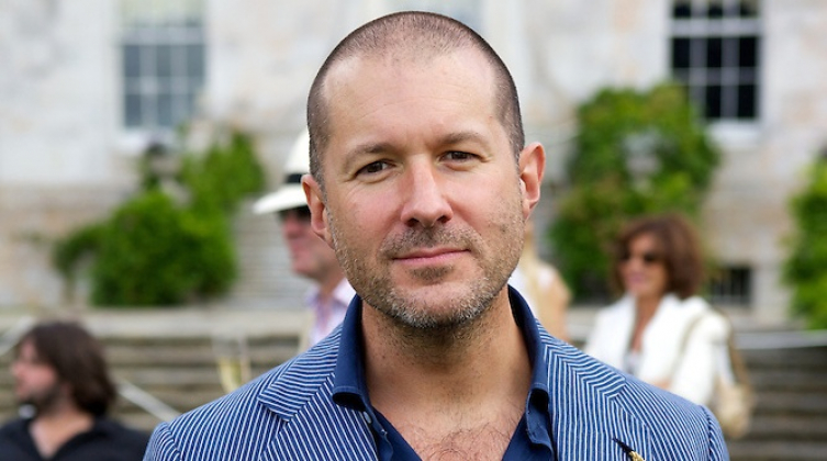 Apple прекратила 30-летнее сотрудничество с дизайнером Джони Айвом