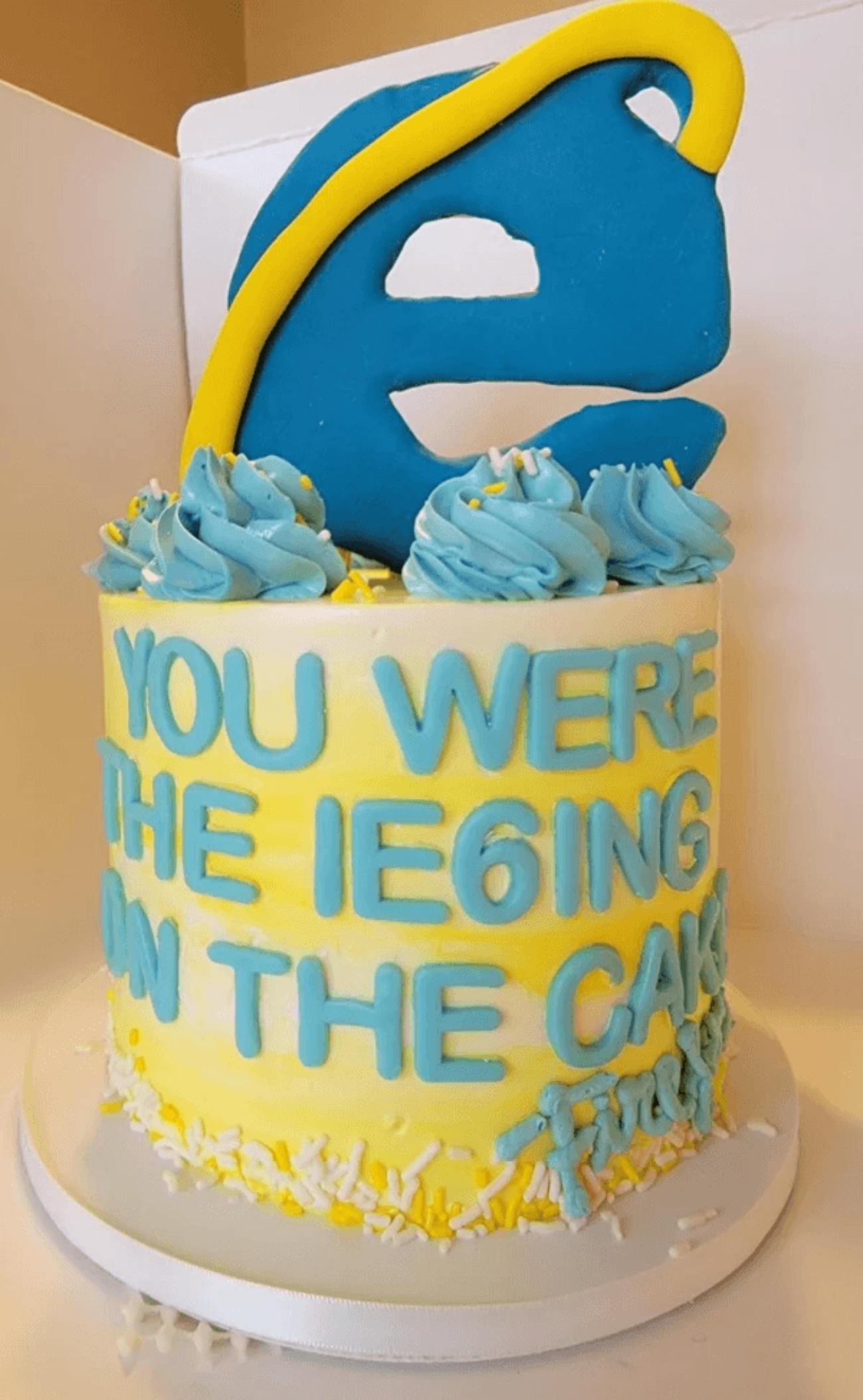 «Ты был вишенкой на торте»: Mozilla прислала Microsoft торт по случаю «смерти» Internet Explorer