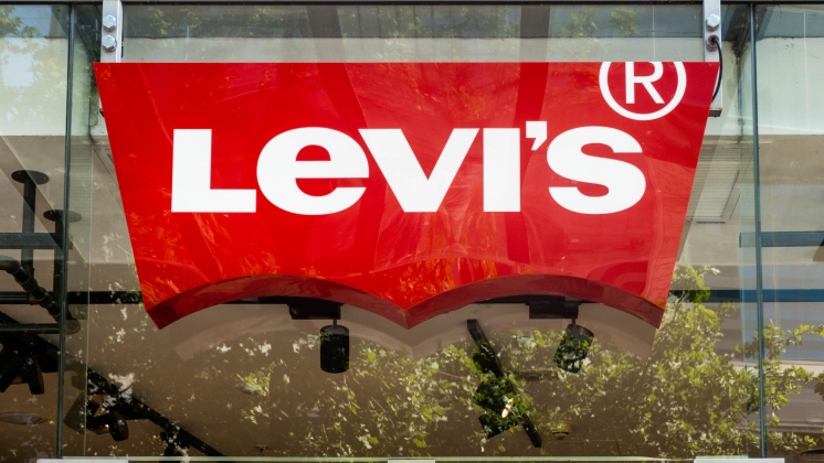 Levi's возобновил работу в России под новым брендом