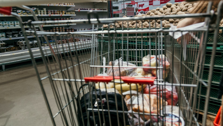 Ритейлерам предложат раздавать нуждающимся продукты с истекающим сроком годности