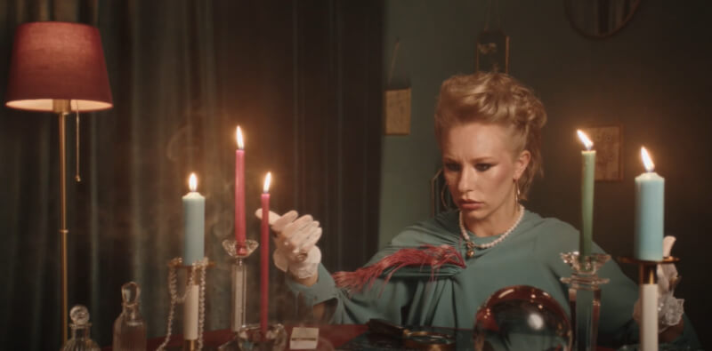 И к гадалке не ходи: «Авито» запустил проект с комедианткой Женей Искандаровой