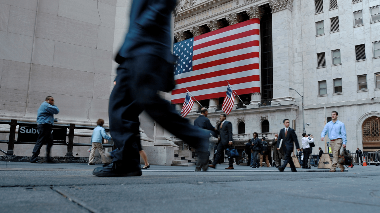 Цены падают, а инфляция растёт, количество рабочих мест увеличивается, а экономика сжимается: парадоксы в экономике США