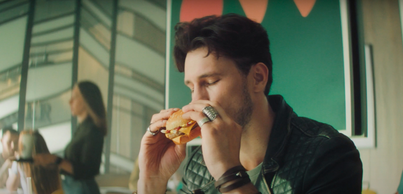 «Он самый! Ваш "Гранд"»: «Вкусно — и точка» показала новый рекламный ролик