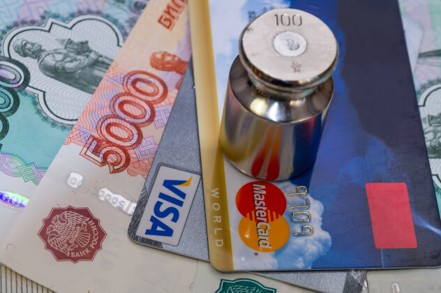 Работающих за рубежом россиян могут обязать платить налог в 30%