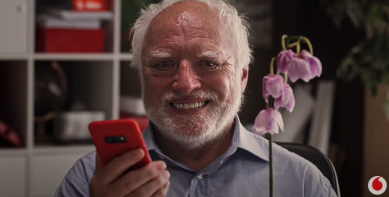 Гарольд, скрывающий боль, стал участником невыносимых ситуаций в рекламе Vodafone