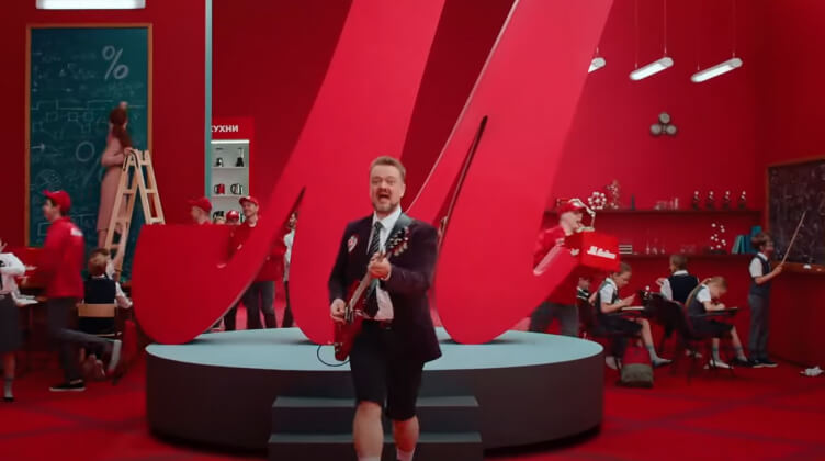 «М.Видео» выпустил танцевальный ролик с Александром Пушным в школьной форме