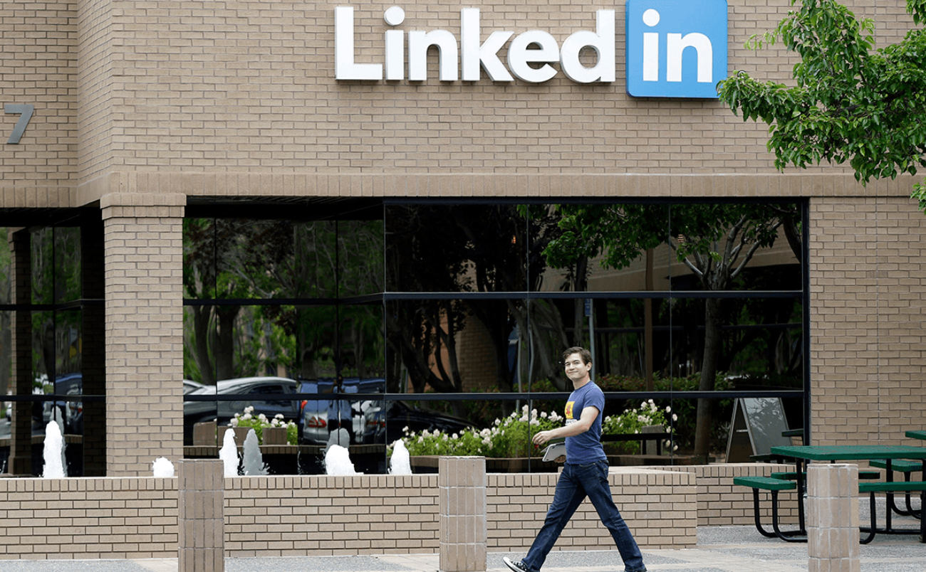 Вроде люди постарше, а методы те же: в «деловых соцсетях» появились свои инфлюенсеры, продающие рекламу