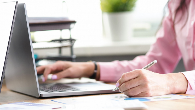 «Банк Дом.РФ» проводит запрос цен на размещение рекламных материалов на «Сравни»