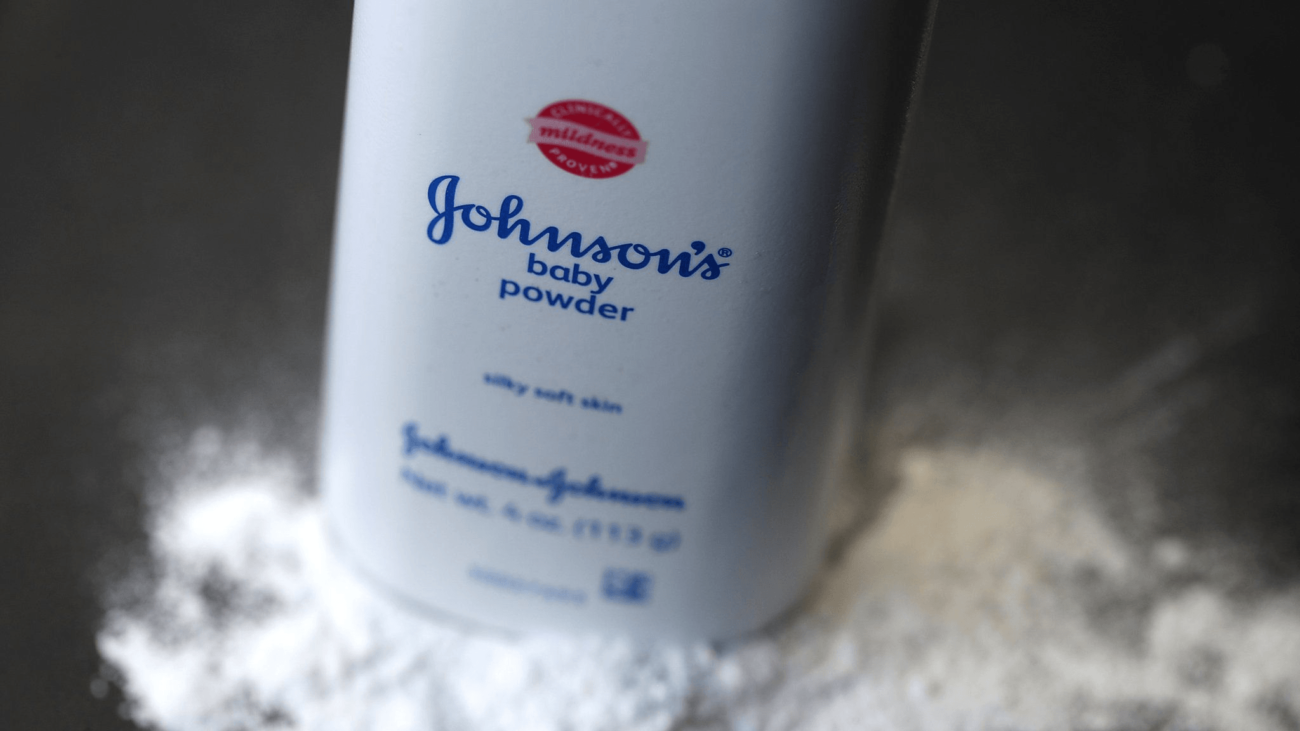 Johnson & Johnson прекратит продавать присыпку на основе талька — клиенты жаловались, что она вызывает рак
