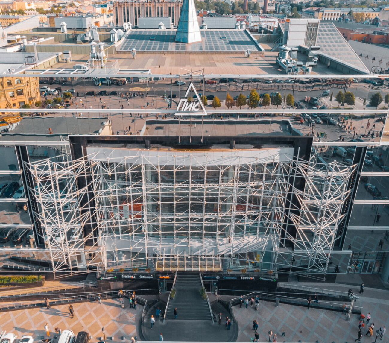В Санкт-Петербурге на месте закрывшихся кинотеатров в ТЦ начали открывать фуд-холлы