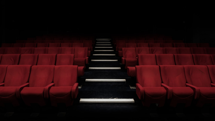 Власти помогут кинотеатрам деньгами, но «параллельного проката» не будет