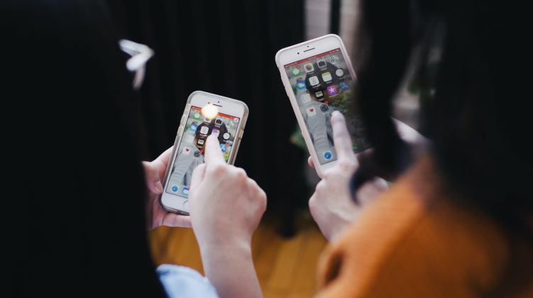 Apple планирует увеличить количество рекламы в стандартных приложениях iPhone