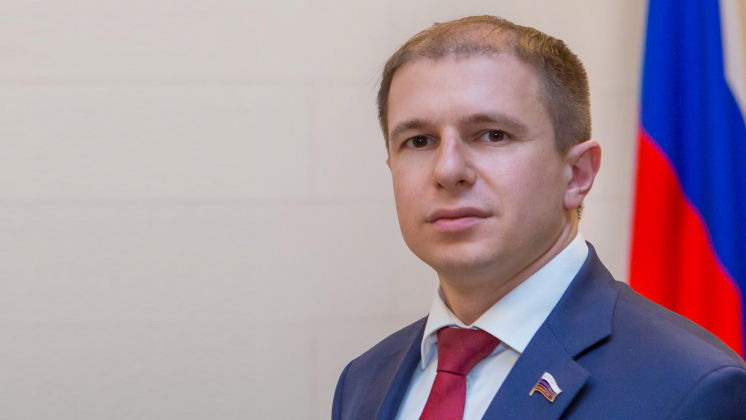 Депутат Михаил Романов: «На Эрмитаже или Кремле можно будет взять и разместить рекламу»