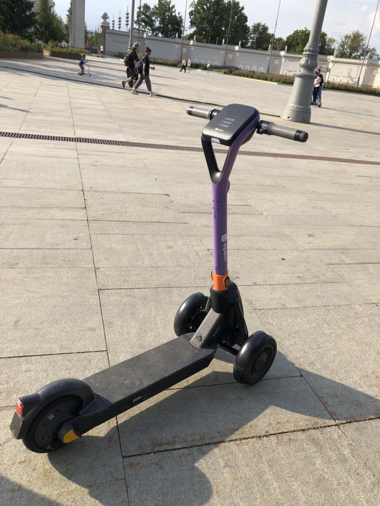 «Юрент» начал тестировать электросамокаты с автопилотом — ими можно управлять дистанционно