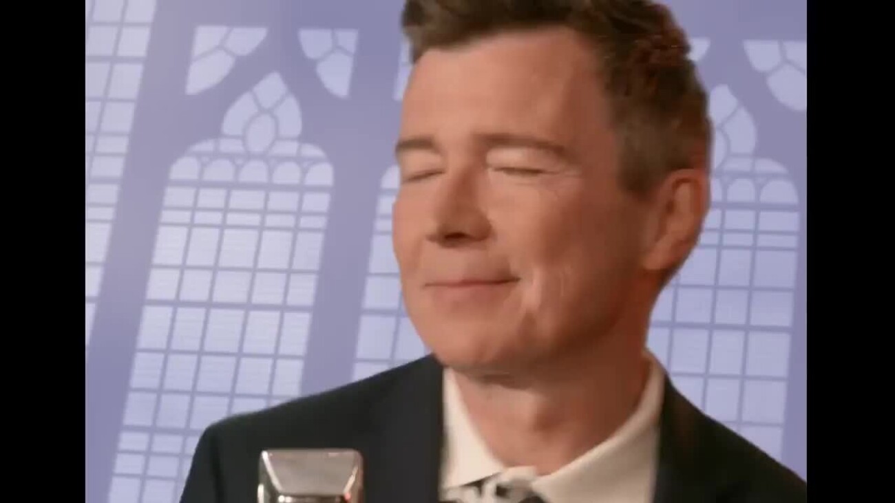 Рик Эстли повторил свой клип «Never Gonna Give You Up» спустя 35 лет после его выхода — для рекламы страховой компании