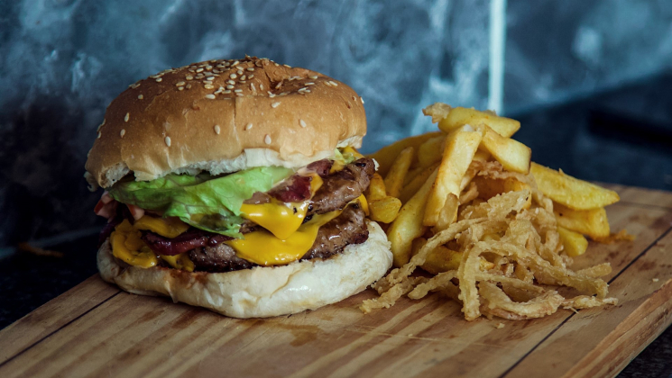 В Госдуме заявили о начале работы над законом об ограничении рекламы фастфуда и газировки