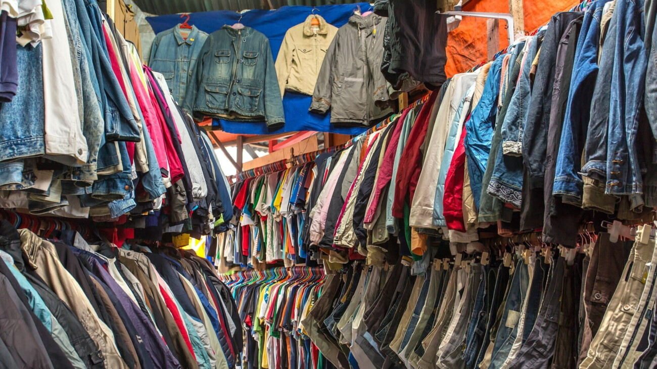 С вещей приходится срезать ярлыки, а логистика стала дороже: как в Россию ввозят старые коллекции H&M, Zara и других