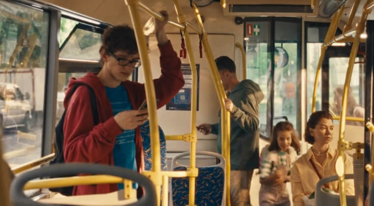 Отдых у фонтана, арбузы и голуби: «Яндекс Карты» показали 4 способа ожидания автобуса