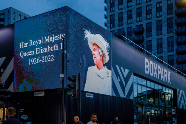 Великобритания зажгла уличные экраны в память об Елизавете II