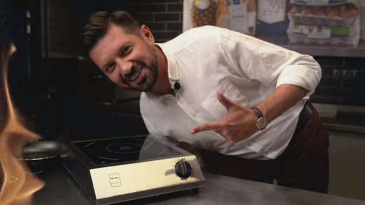 Топ-менеджер Metro показал, как пользоваться индукционной плитой на работе и в автомобиле