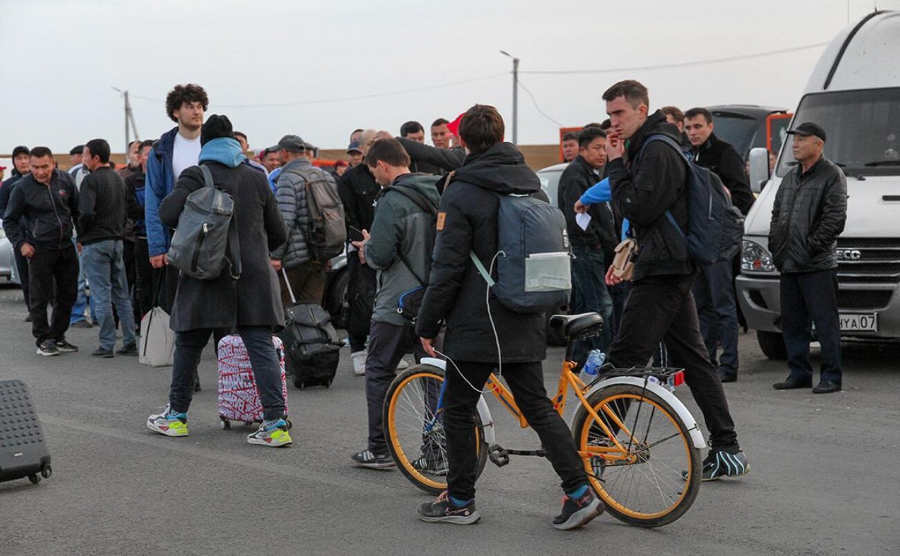 После начала мобилизации в Казахстан въехали 200 тысяч россиян, из них остались около 50 тысяч