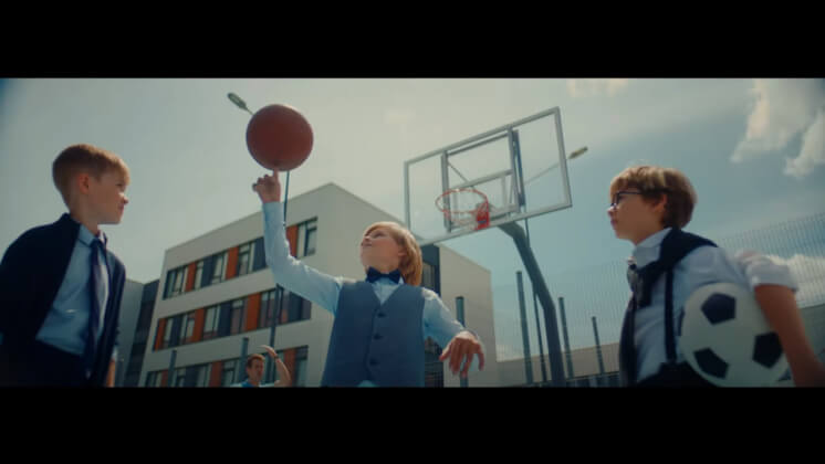 «Скоро во всех классах страны»: рекламу школьной формы Acoola сняли в стиле блокбастеров