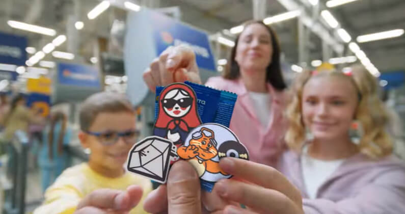 «Айда по России!»: амбассадоры «Ленты» устроили танцевальный флешмоб с «Тикерами-токерами»