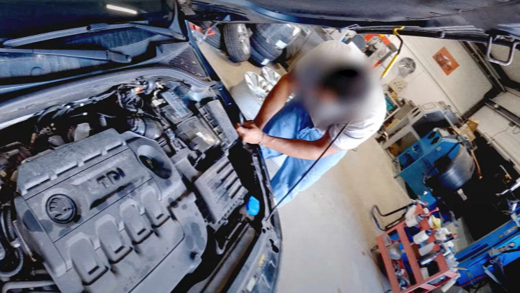 Volkswagen разместил вакансии для механиков на деталях автомобилей