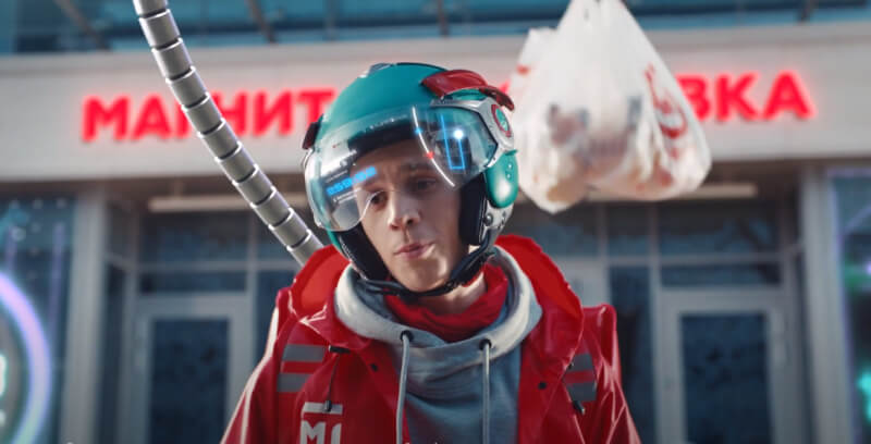 «Магнит» в рекламе сервиса доставки показал летающего курьера, кибер-русалок и говорящего кота