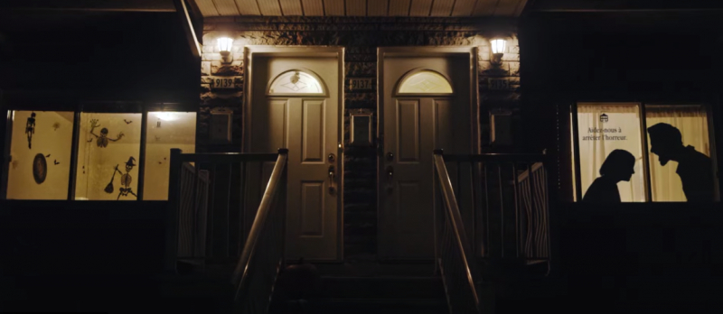 В Монреале заклеили окна домашним насилием