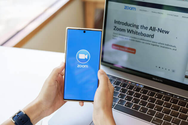 Zoom начал отключать от платных услуг российские вузы