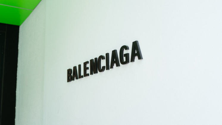 Balenciaga удалил свой аккаунт в Twitter