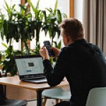 93% пользователей используют при переписке в мессенджерах стикеры и эмодзи