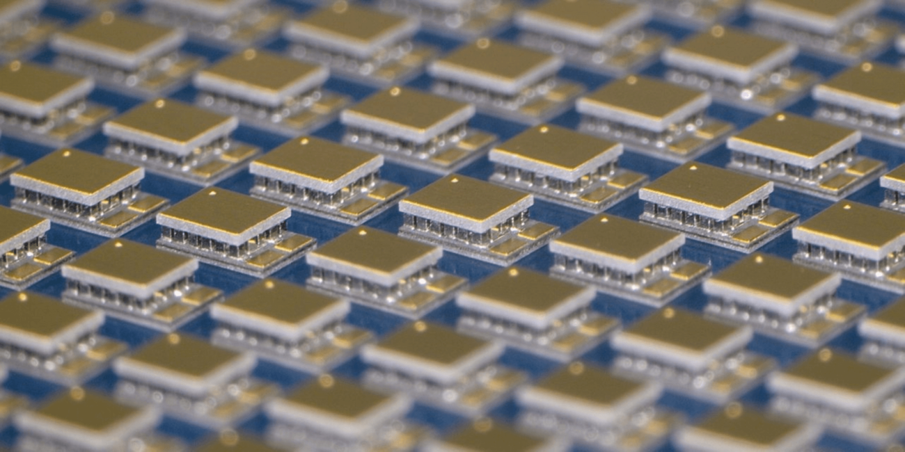 «Выпаивают чипы, стирают маркировки и перепродают как новые»: россияне стали на 20% чаще сдавать электронику без плат